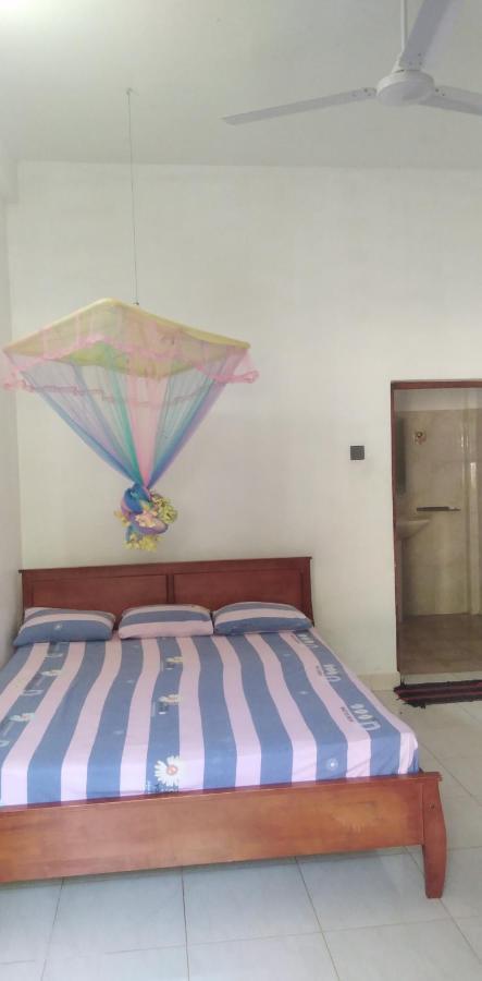 Dinesh Guest House Kataragama Esterno foto