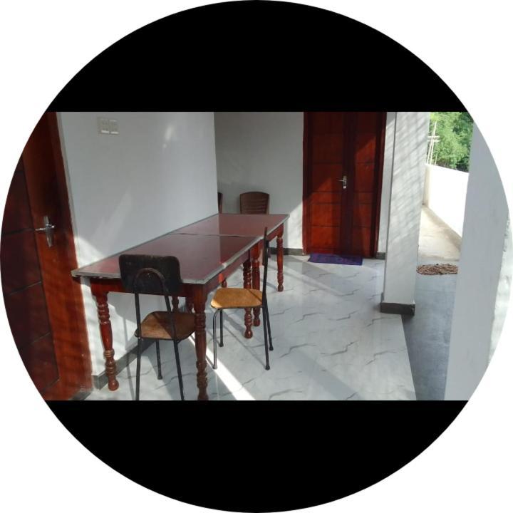 Dinesh Guest House Kataragama Esterno foto