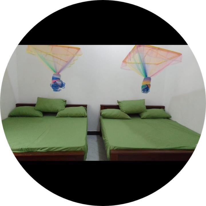 Dinesh Guest House Kataragama Esterno foto