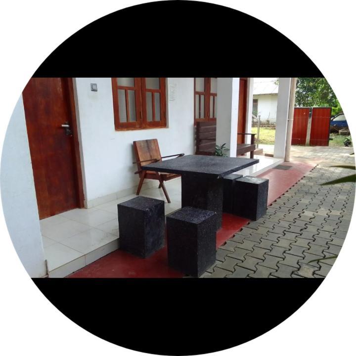 Dinesh Guest House Kataragama Esterno foto