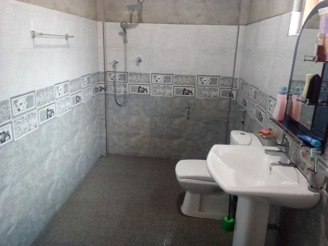 Dinesh Guest House Kataragama Esterno foto