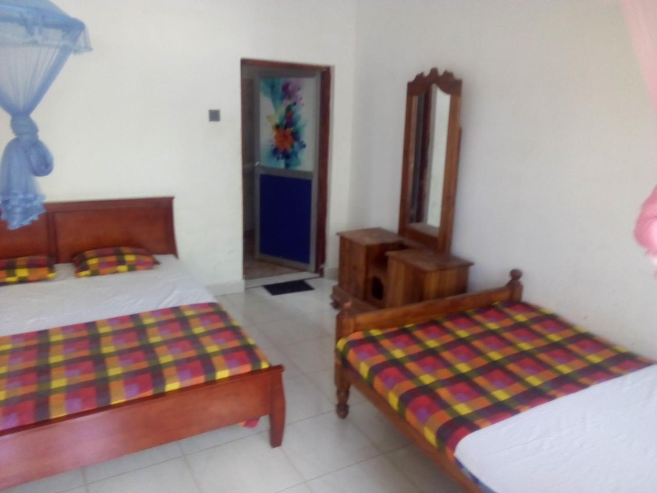 Dinesh Guest House Kataragama Esterno foto