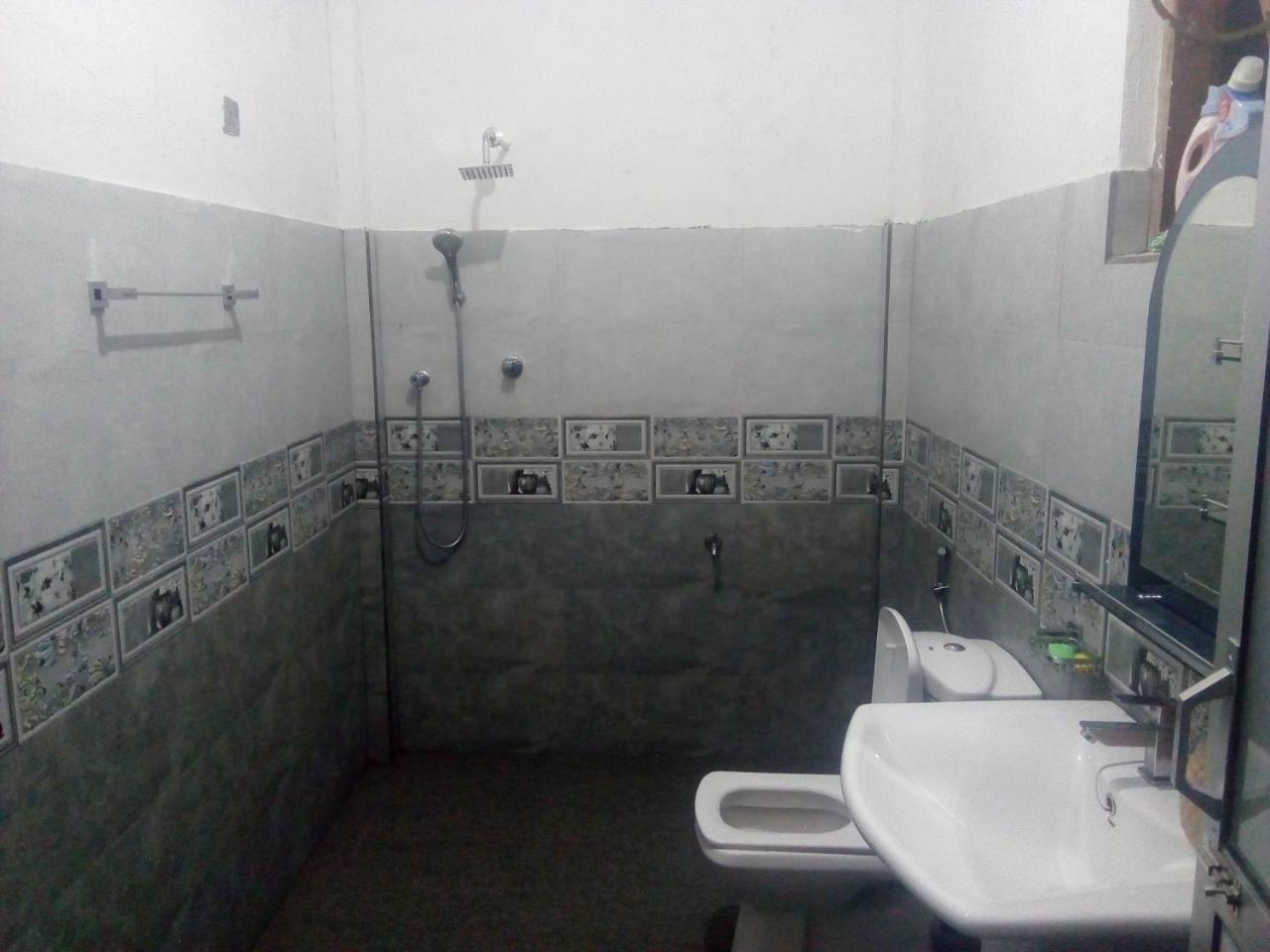 Dinesh Guest House Kataragama Esterno foto
